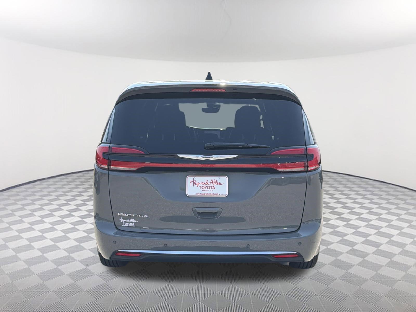 Used 2025 Chrysler Pacifica Select image 16