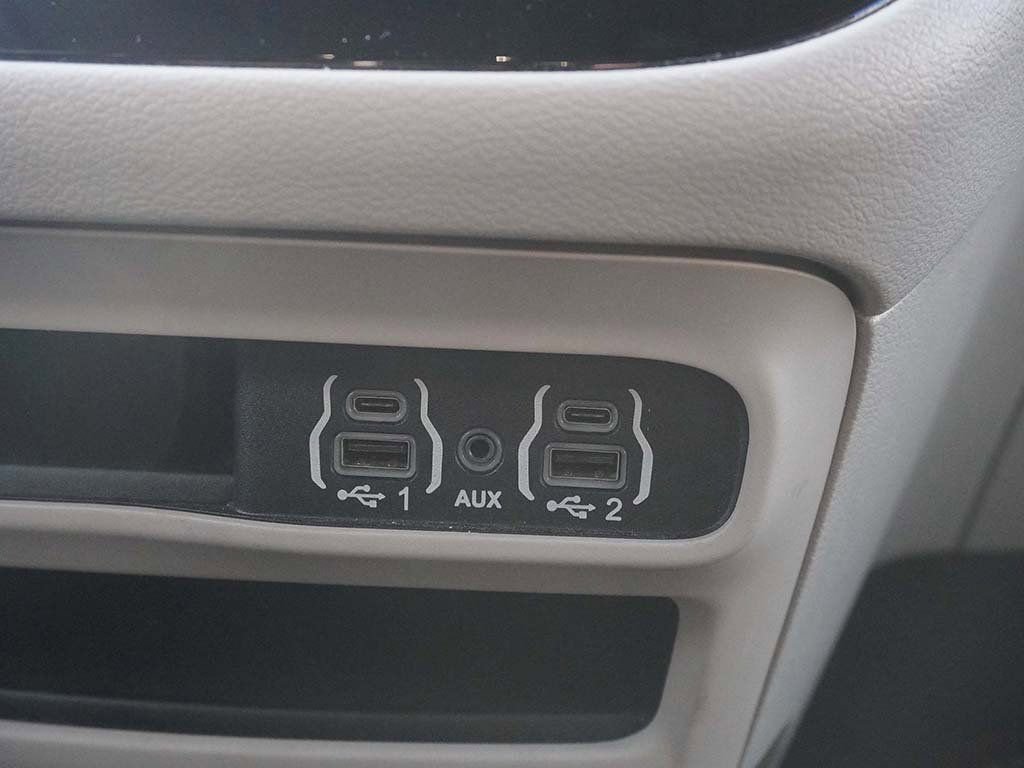 Used 2023 Chrysler Pacifica Touring-L image 46