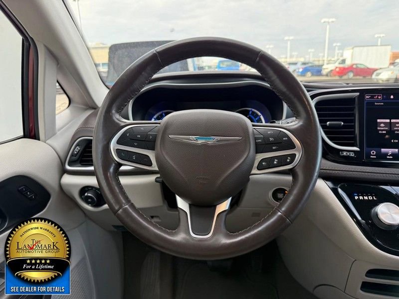 Used 2021 Chrysler Pacifica Touring-L image 20