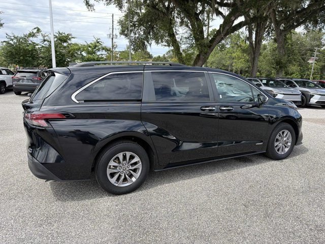 Used 2021 Toyota Sienna XLE FWD image 2