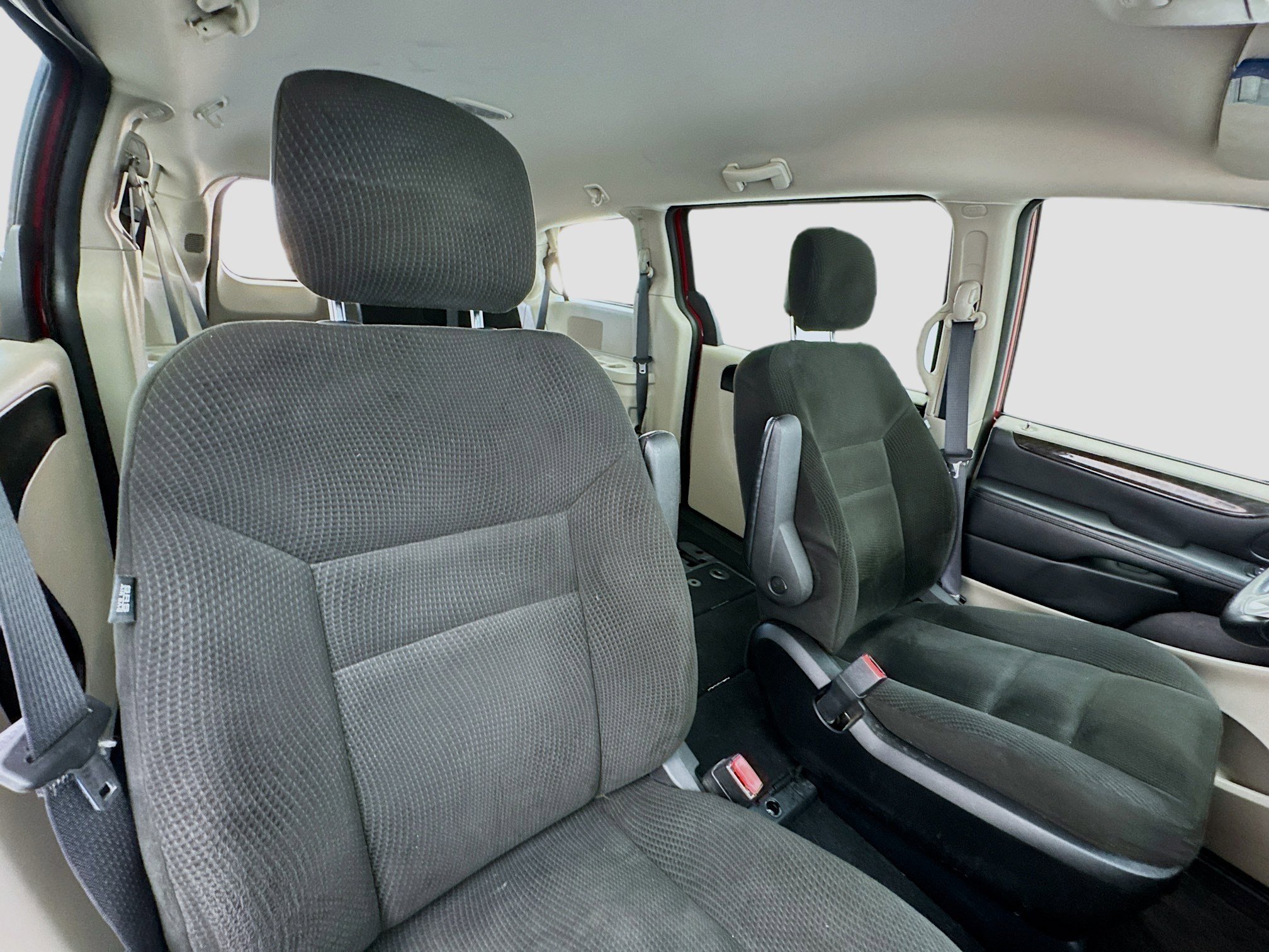 Used 2016 Dodge Grand Caravan American Value Package w/ UConnect Hands-Free Group FWD image 17