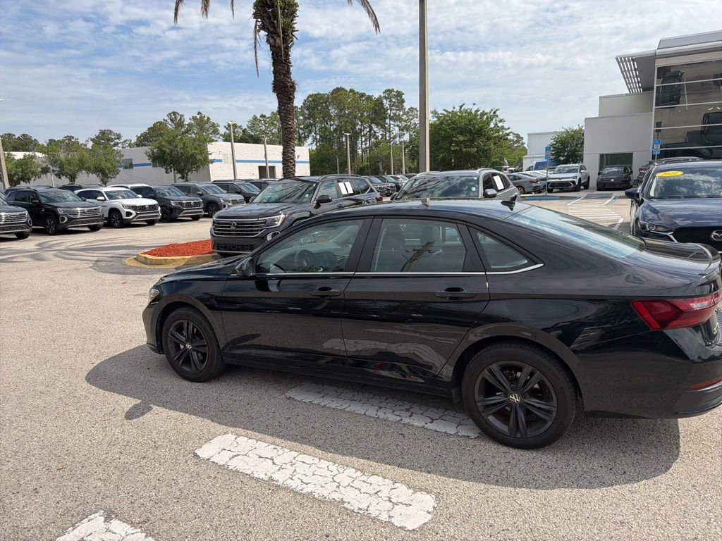 Used 2023 Volkswagen Jetta SE FWD image 4