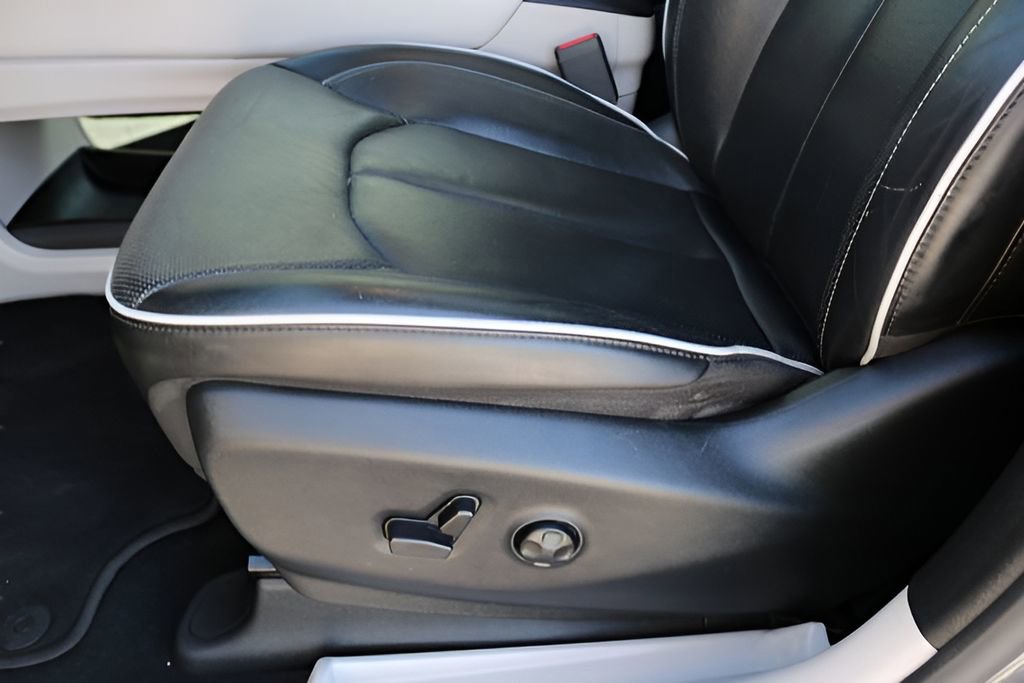 Used 2023 Chrysler Pacifica Limited image 13