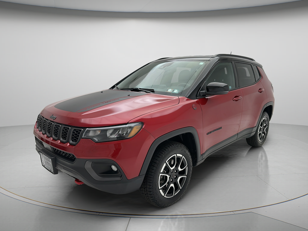 Used 2025 Jeep Compass Trailhawk AWD/4WD image 3