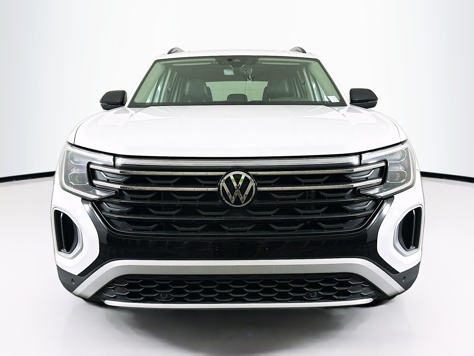Used 2024 Volkswagen Atlas Peak Edition SE image 2