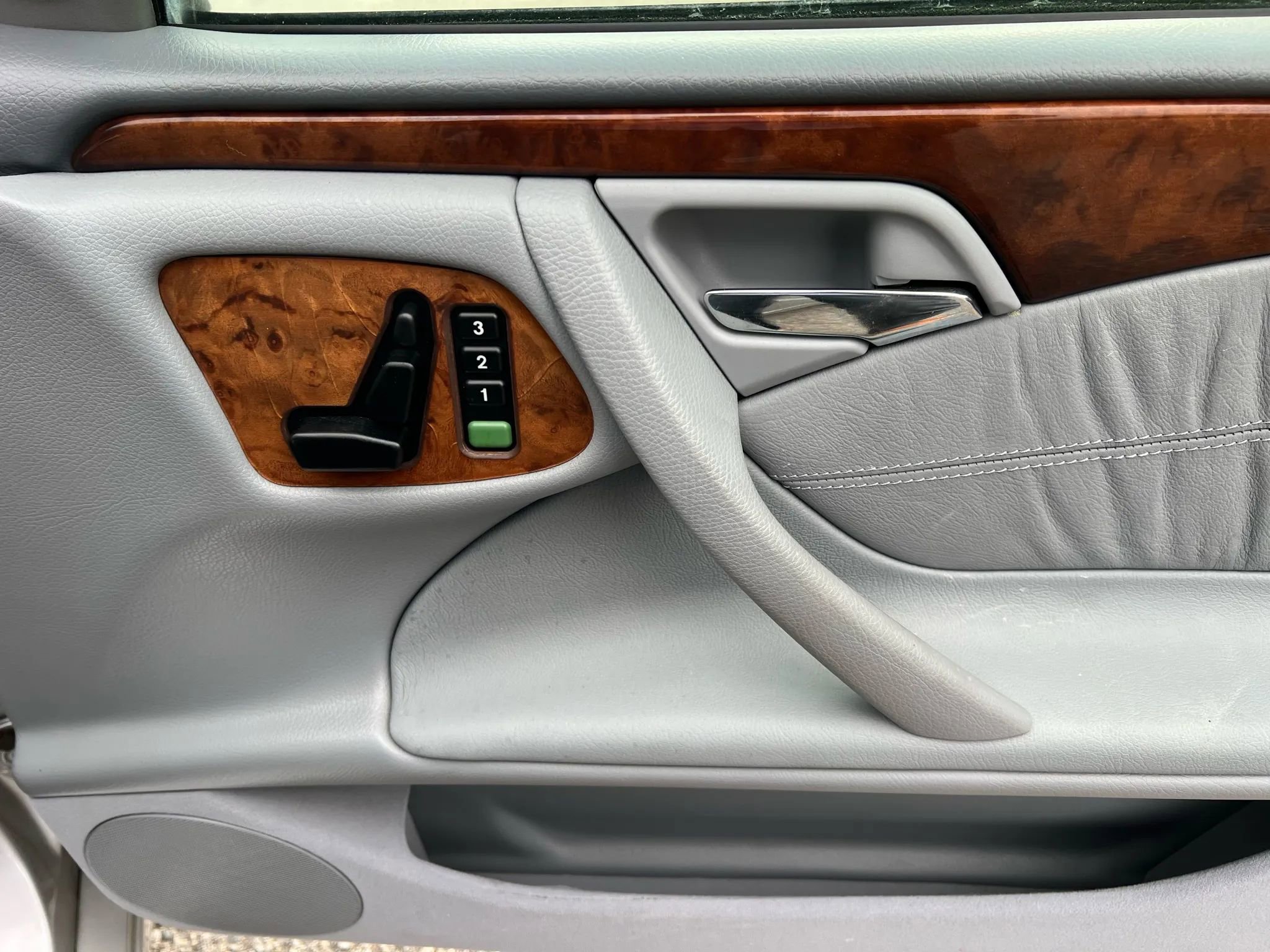 Used 2000 Mercedes-Benz E 320 Sedan image 26