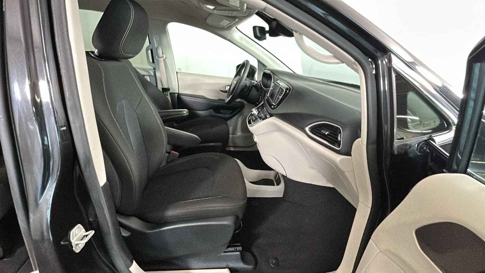 Used 2023 Chrysler Voyager LX FWD image 35