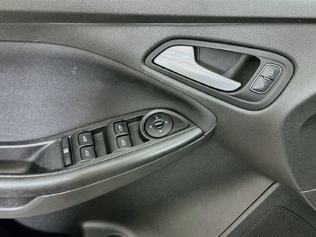 Used 2018 Ford Focus SE w/ SE Appearance Package FWD image 22