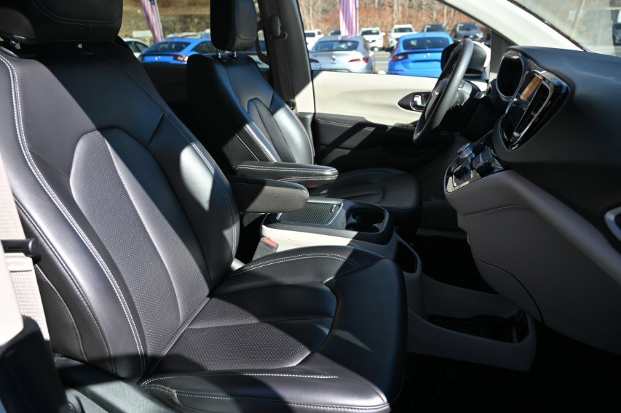 Used 2023 Chrysler Pacifica Touring-L FWD image 21