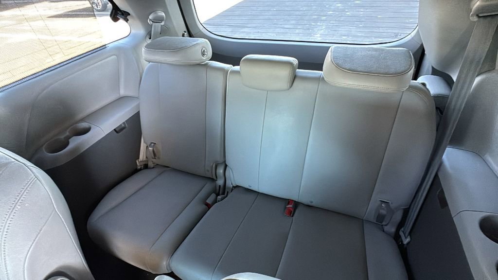 Used 2020 Toyota Sienna XLE w/ XLE Navigation Package FWD image 24