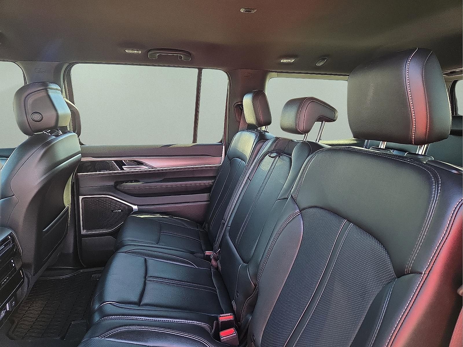 Used 2025 Jeep Wagoneer 4WD image 9