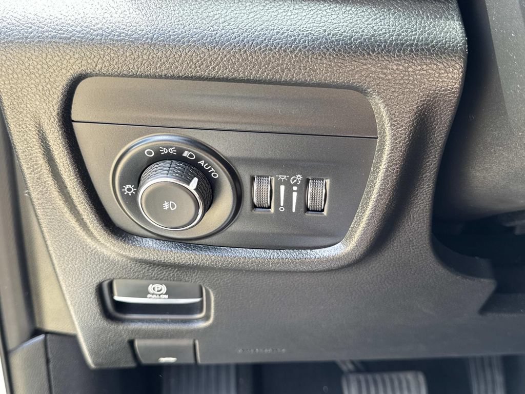 Used 2023 Jeep Grand Cherokee Limited AWD/4WD image 32
