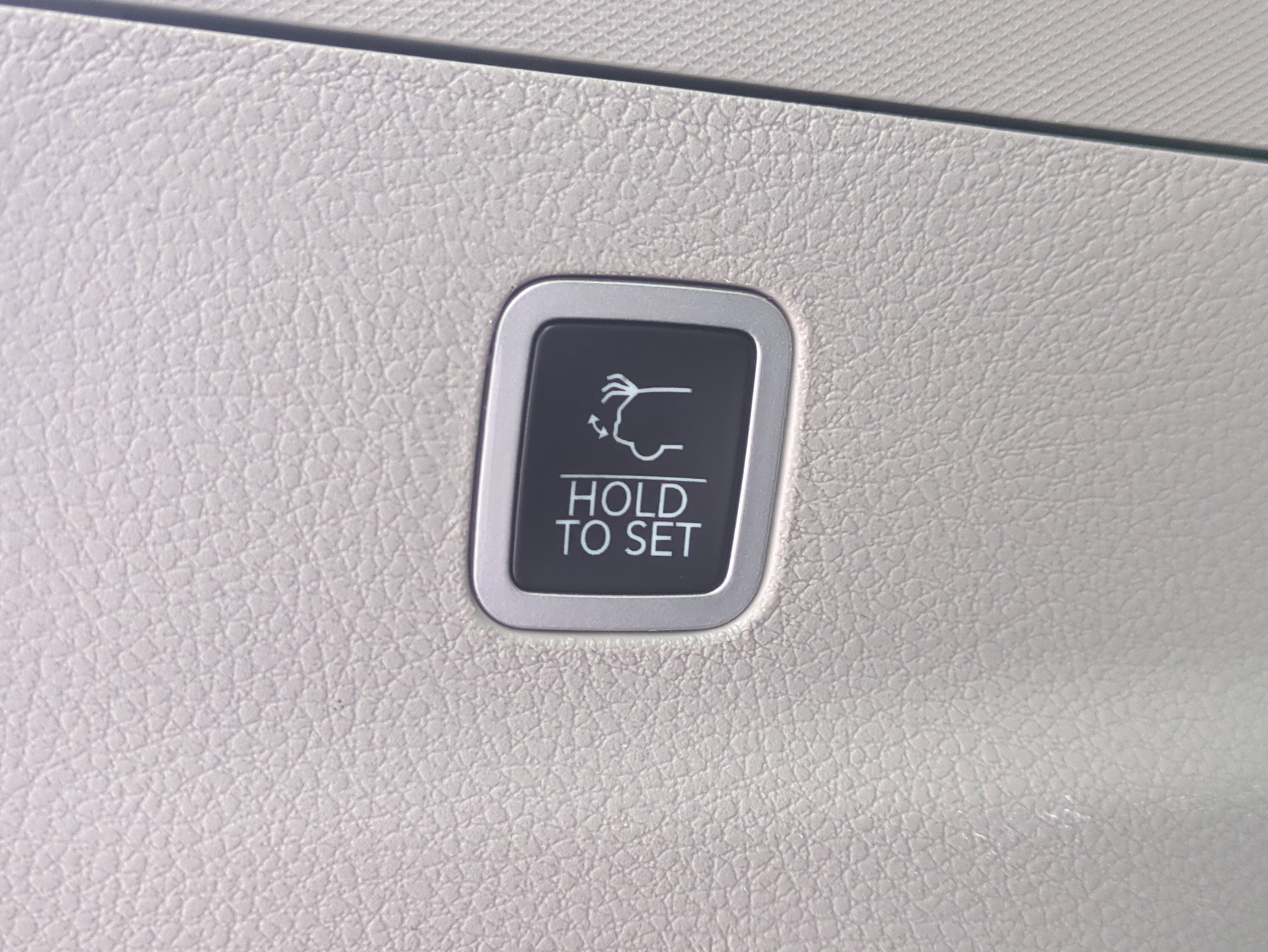 Certified 2024 Jeep Wagoneer L Series III w/ Flexible Seating Group image 14