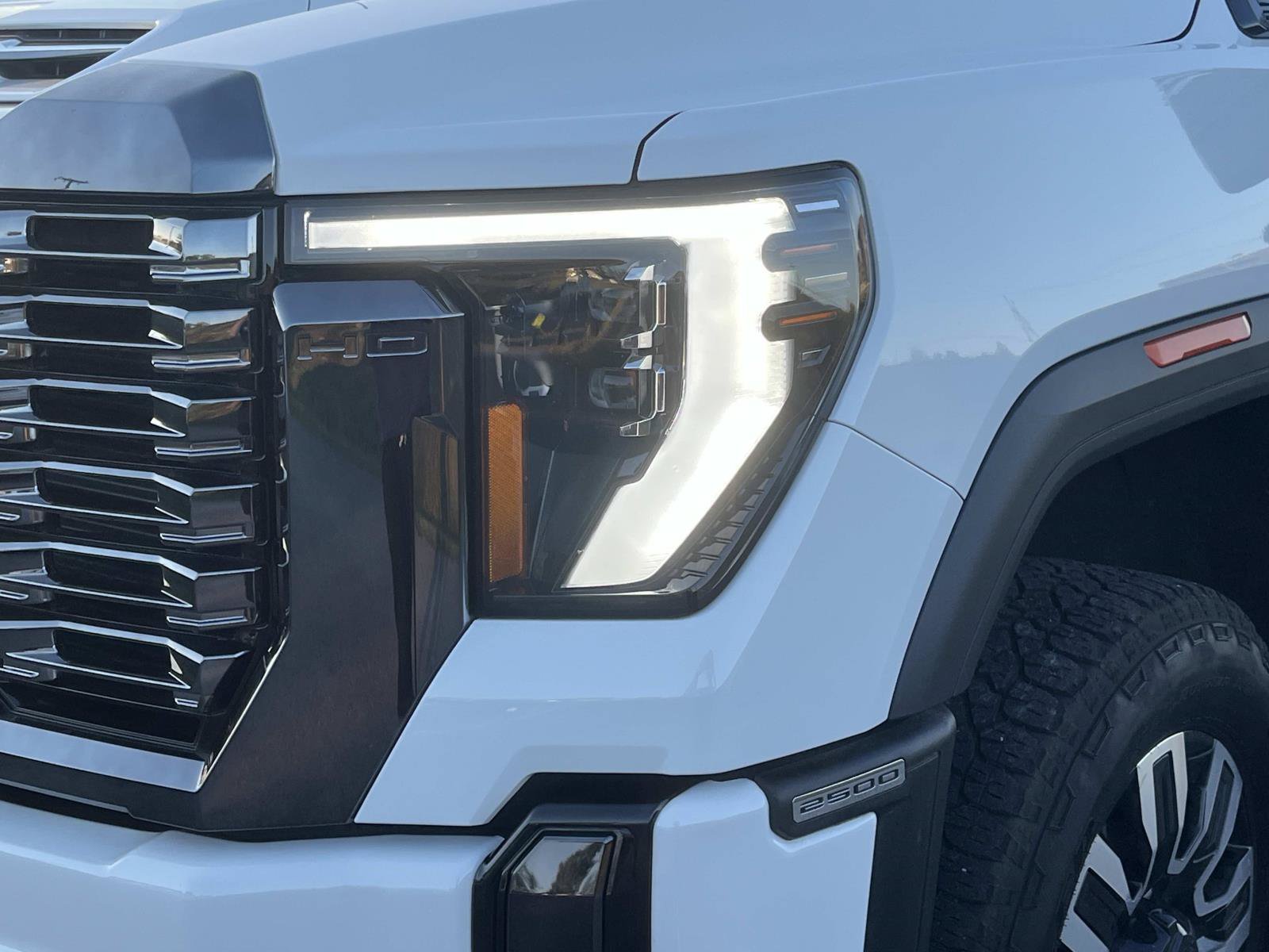 Used 2024 GMC Sierra 2500 Denali Ultimate AWD/4WD image 9