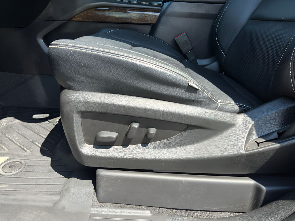 Used 2020 Chevrolet Tahoe LS w/ Enhanced Driver Alert Package RWD image 13