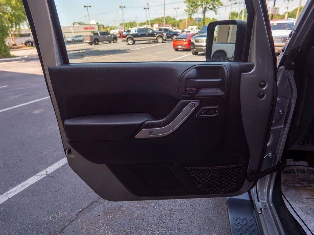 Used 2018 Jeep Wrangler Unlimited Sahara AWD/4WD image 15
