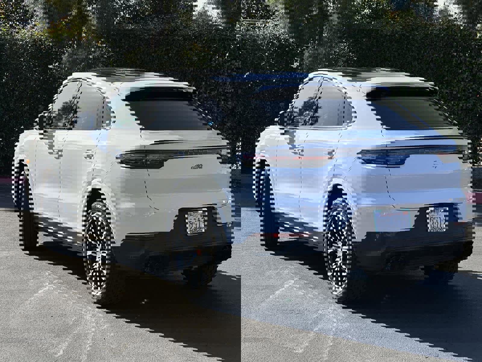 Used 2023 Porsche Cayenne Platinum Edition image 4