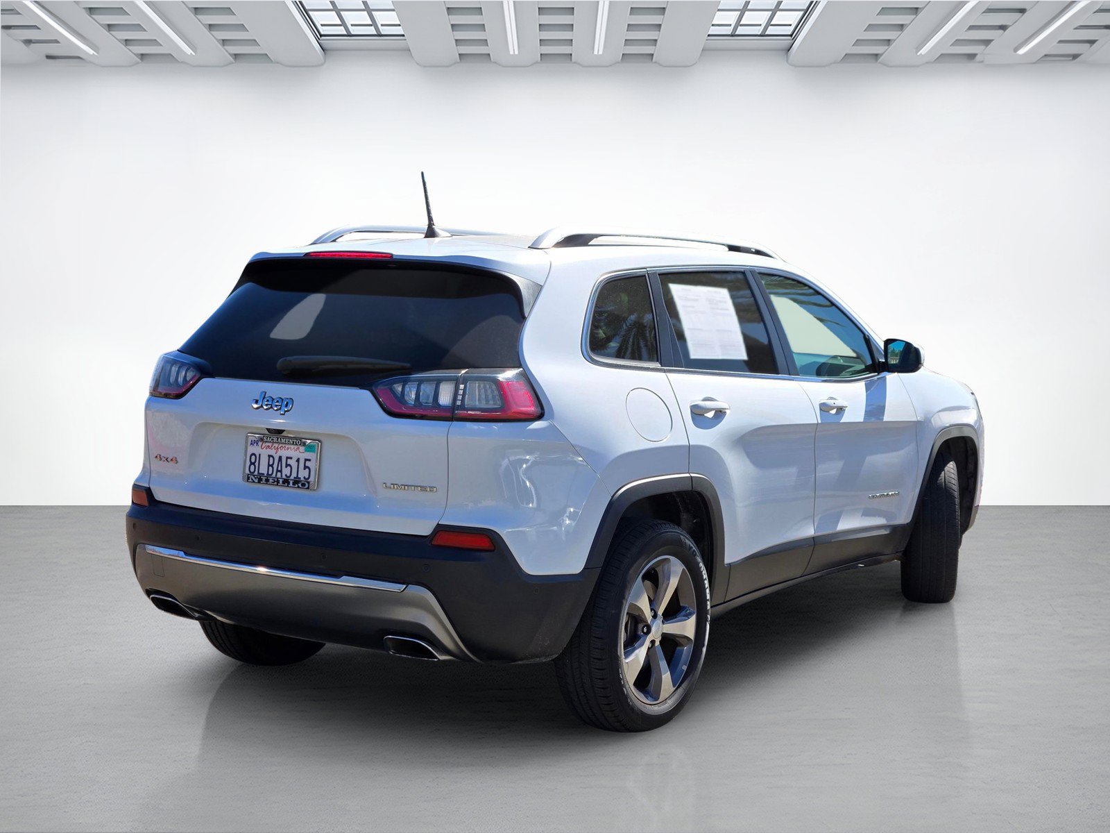 Used 2019 Jeep Cherokee Limited w/ Luxury Group AWD/4WD image 4
