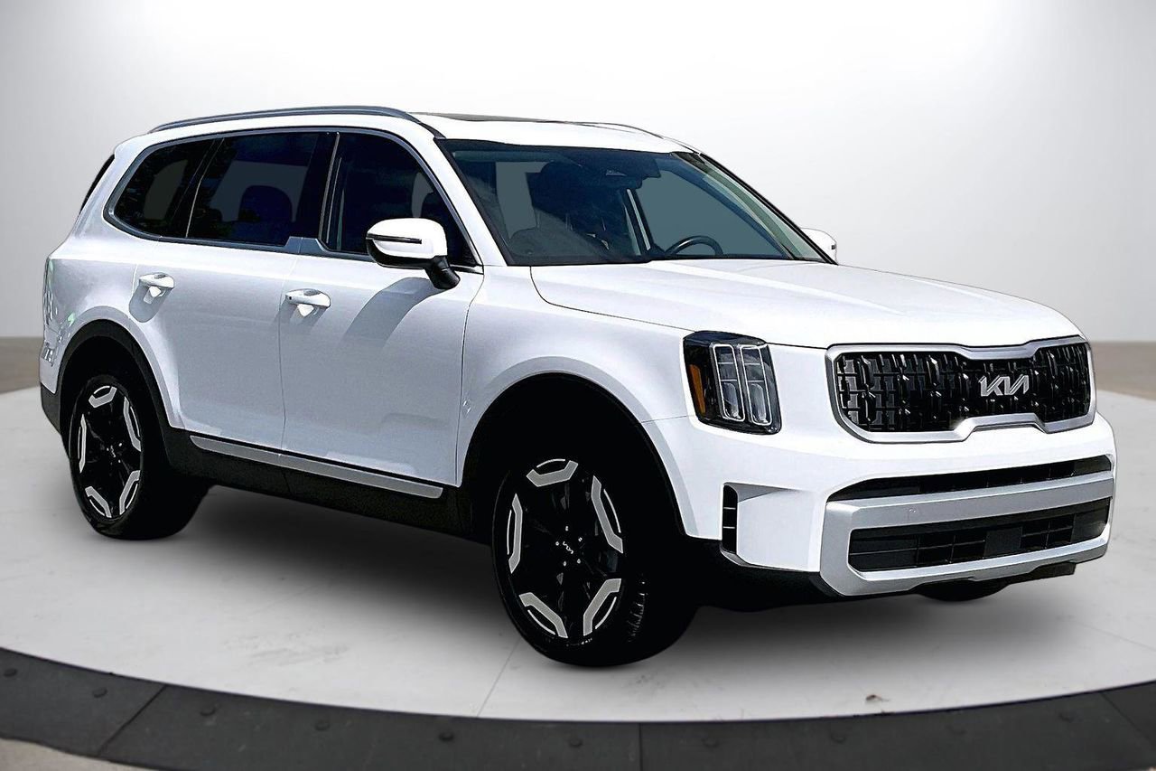 Used 2025 Kia Telluride EX w/ EX Captain's Chair Package FWD image 2