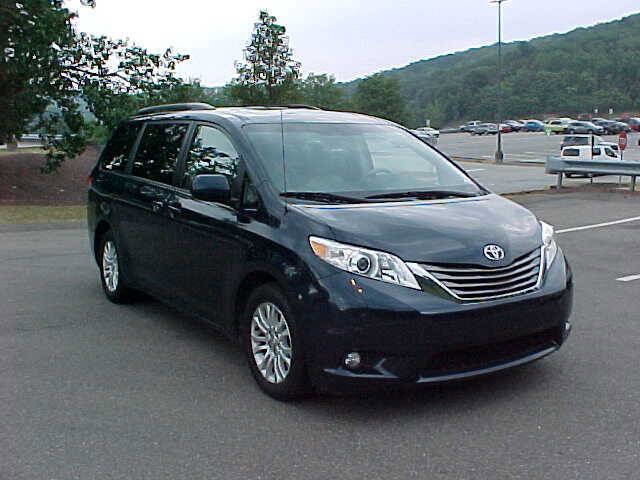 Used 2012 Toyota Sienna XLE image 4