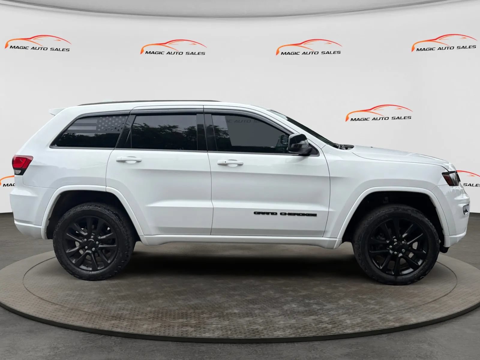 Used 2019 Jeep Grand Cherokee Altitude AWD/4WD image 6