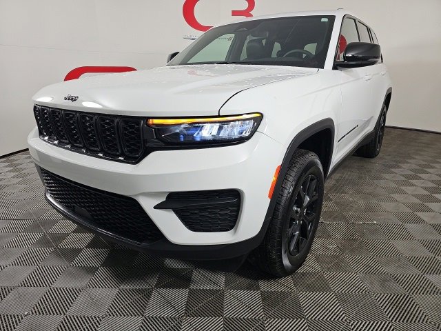 Certified 2024 Jeep Grand Cherokee Altitude image 3