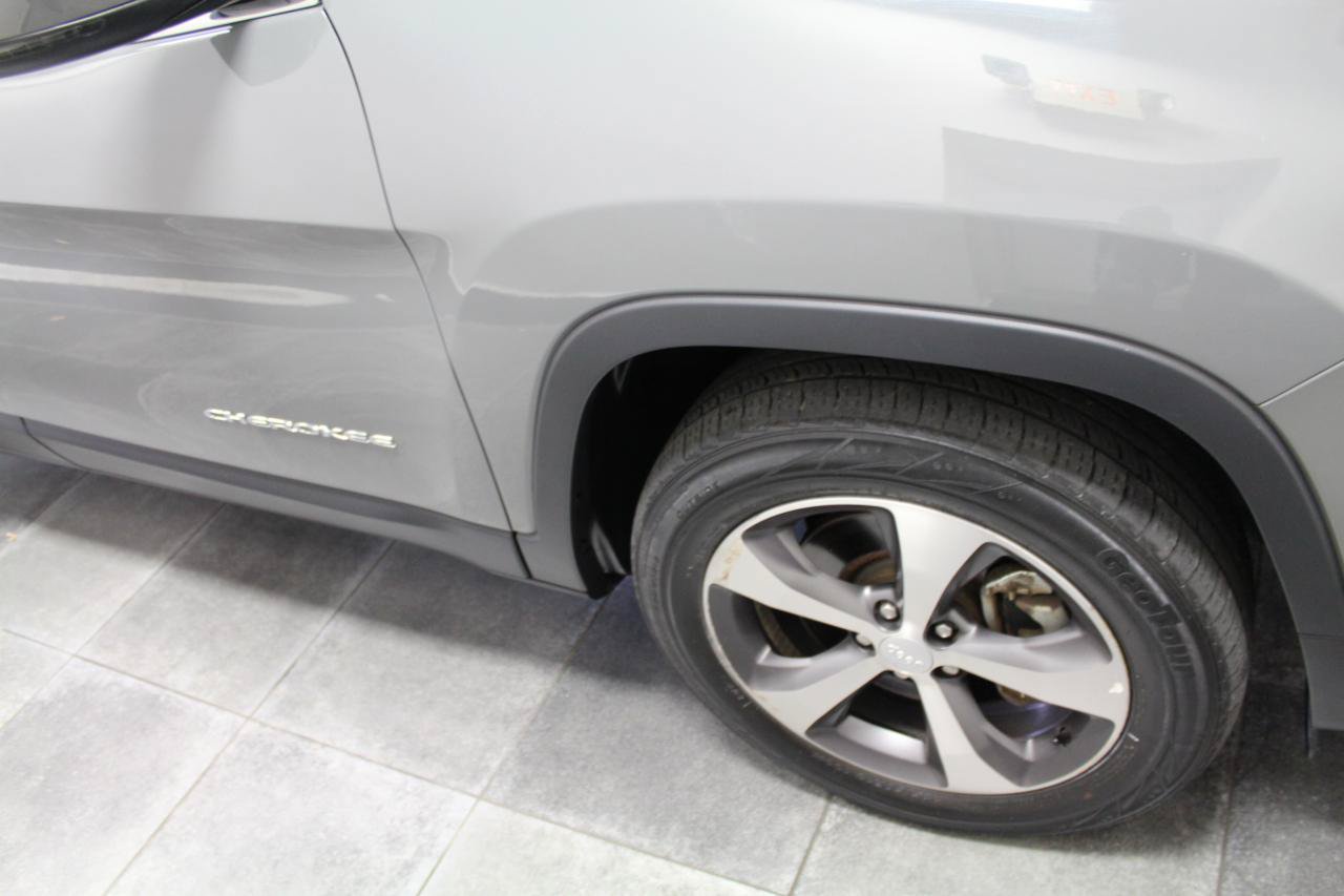 Used 2021 Jeep Cherokee Limited w/ Elite Package AWD/4WD image 39