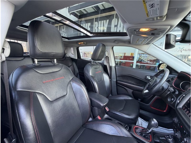 Used 2019 Jeep Compass Trailhawk w/ Leather Interior Group AWD/4WD image 31