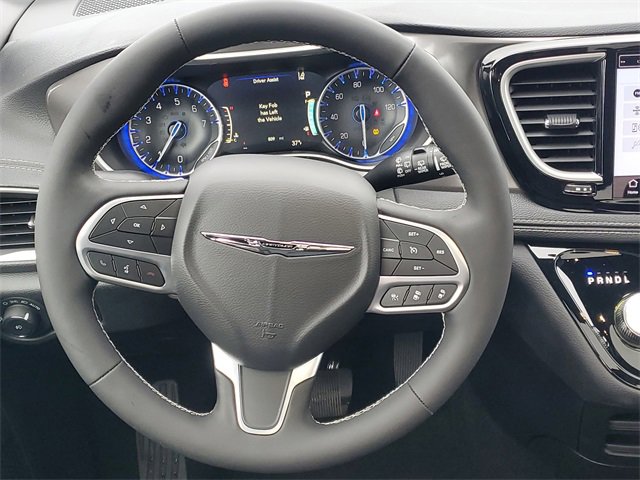 New 2026 Chrysler Pacifica Select image 13