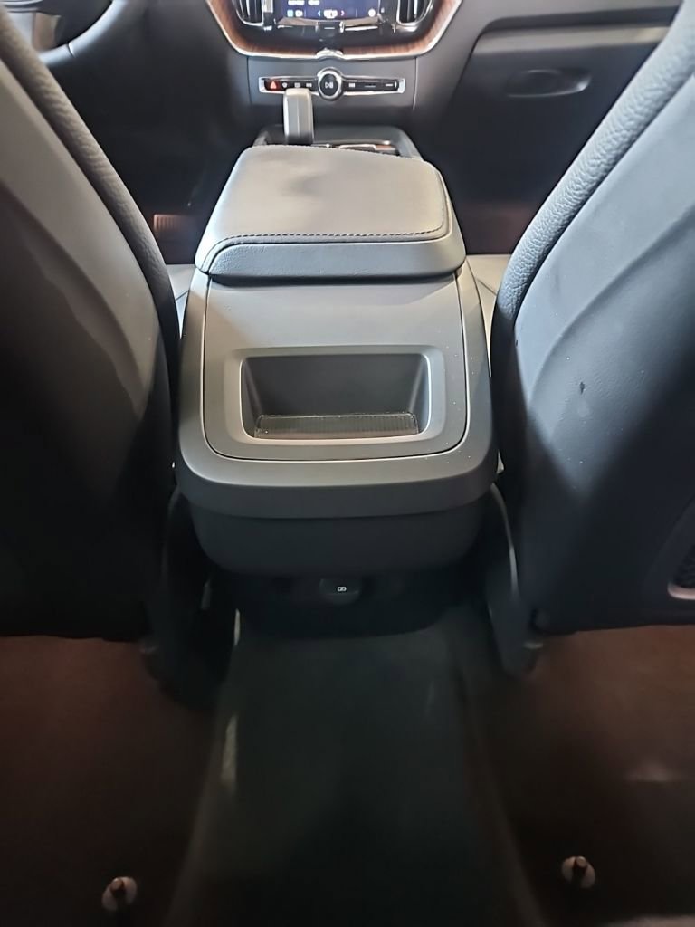 Used 2023 Volvo XC60 B5 Plus FWD image 17