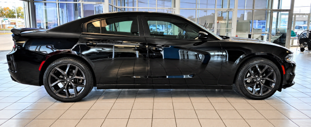 Used 2022 Dodge Charger SXT w/ Blacktop Package RWD image 6
