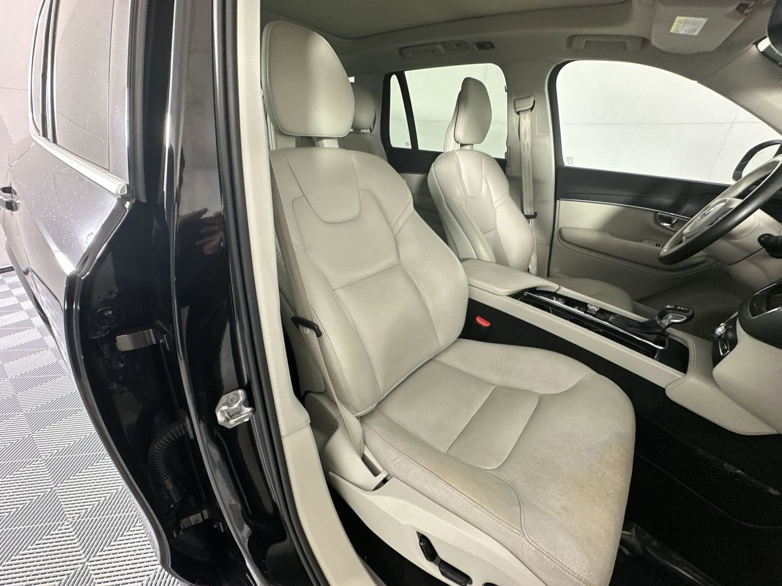 Used 2020 Volvo XC90 T5 Momentum w/ Protection Package Premier FWD image 27