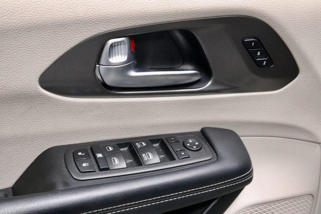 Used 2023 Chrysler Pacifica Touring-L FWD image 22