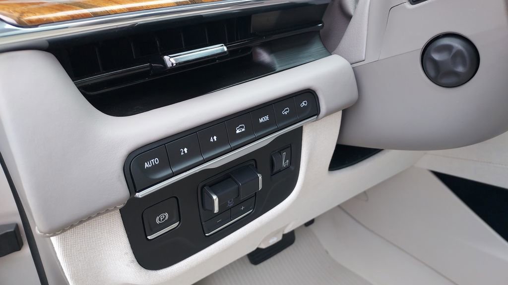 Used 2024 Cadillac Escalade Sport Platinum w/ LPO, ONYX Package AWD/4WD image 12