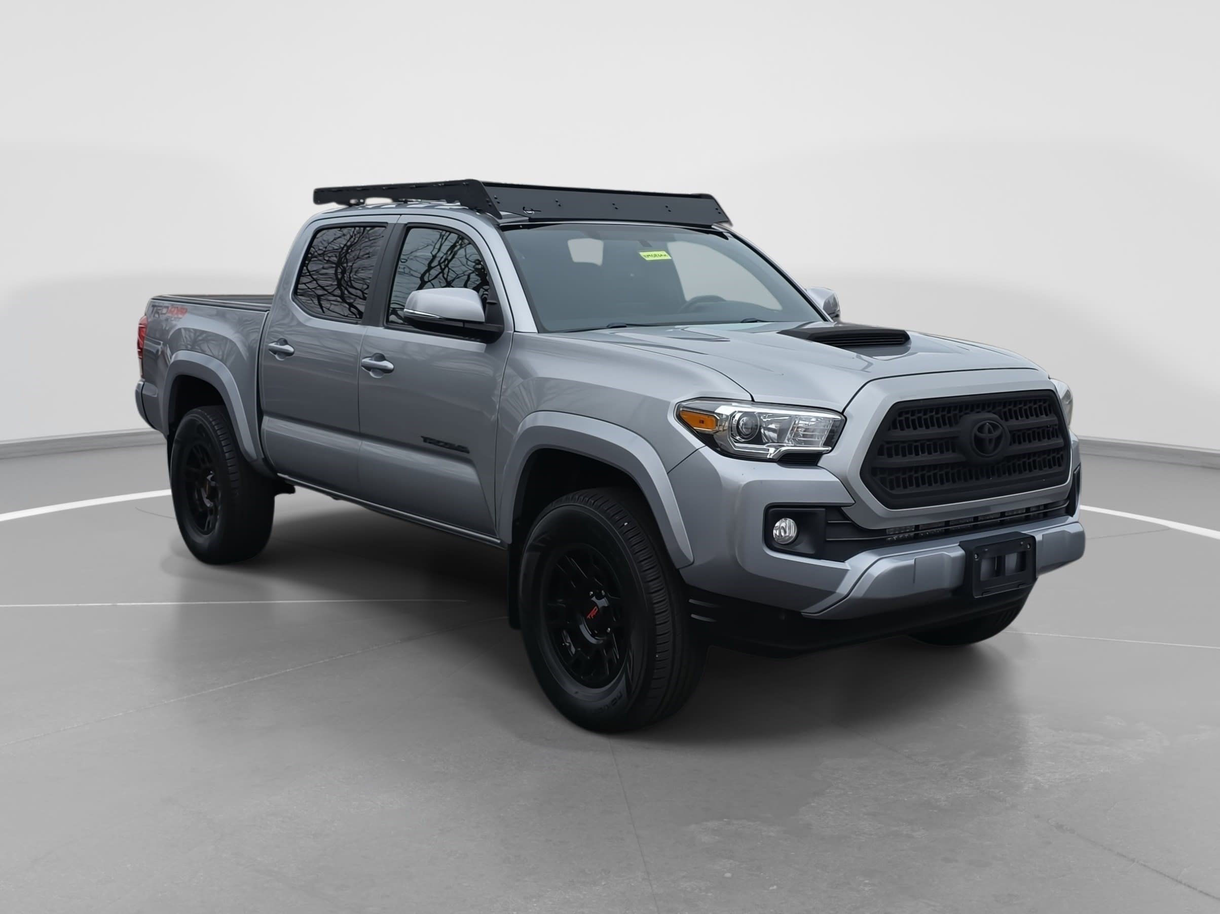 Used 2017 Toyota Tacoma TRD Sport image 3