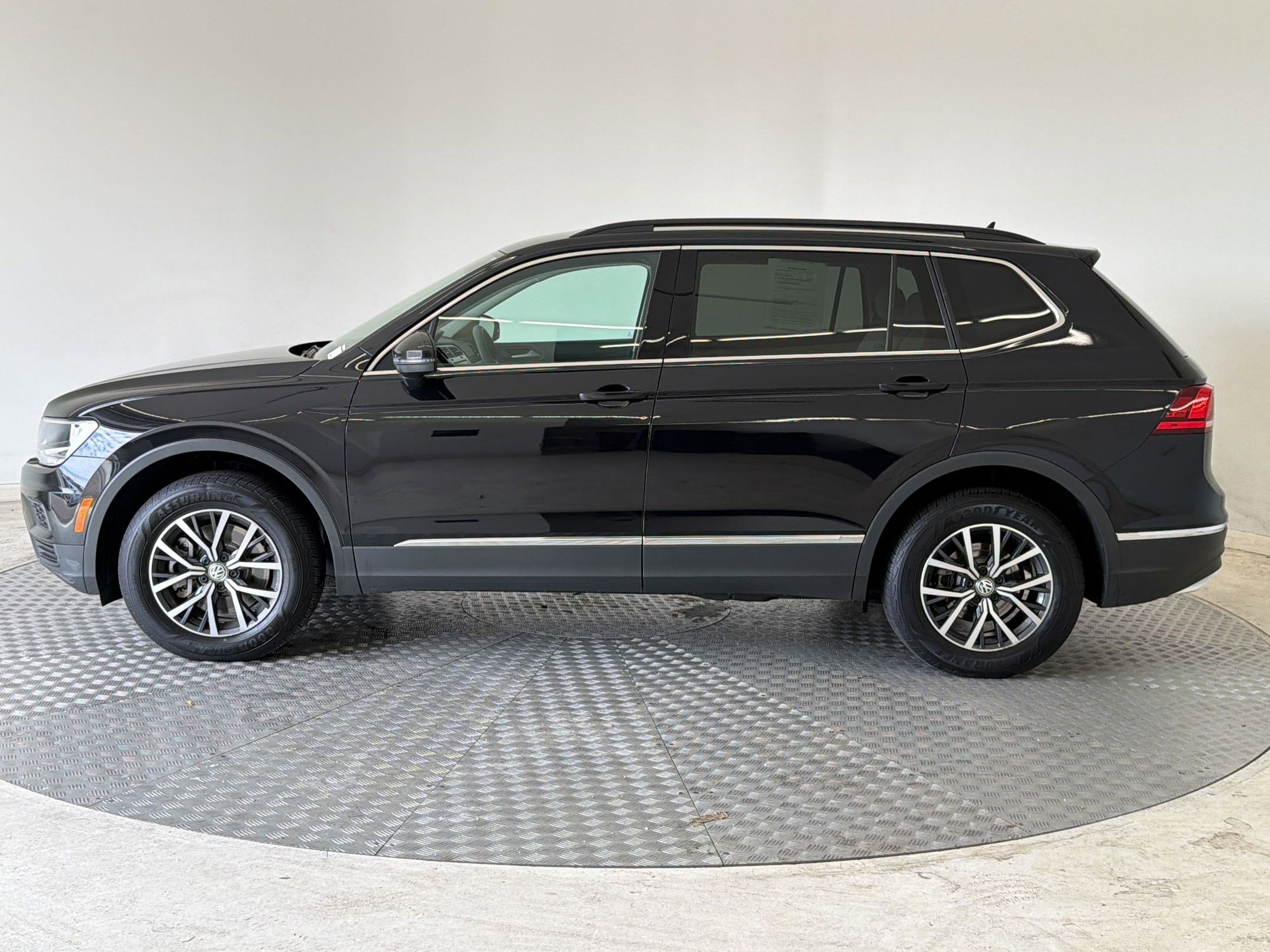 Used 2020 Volkswagen Tiguan SE AWD/4WD image 2