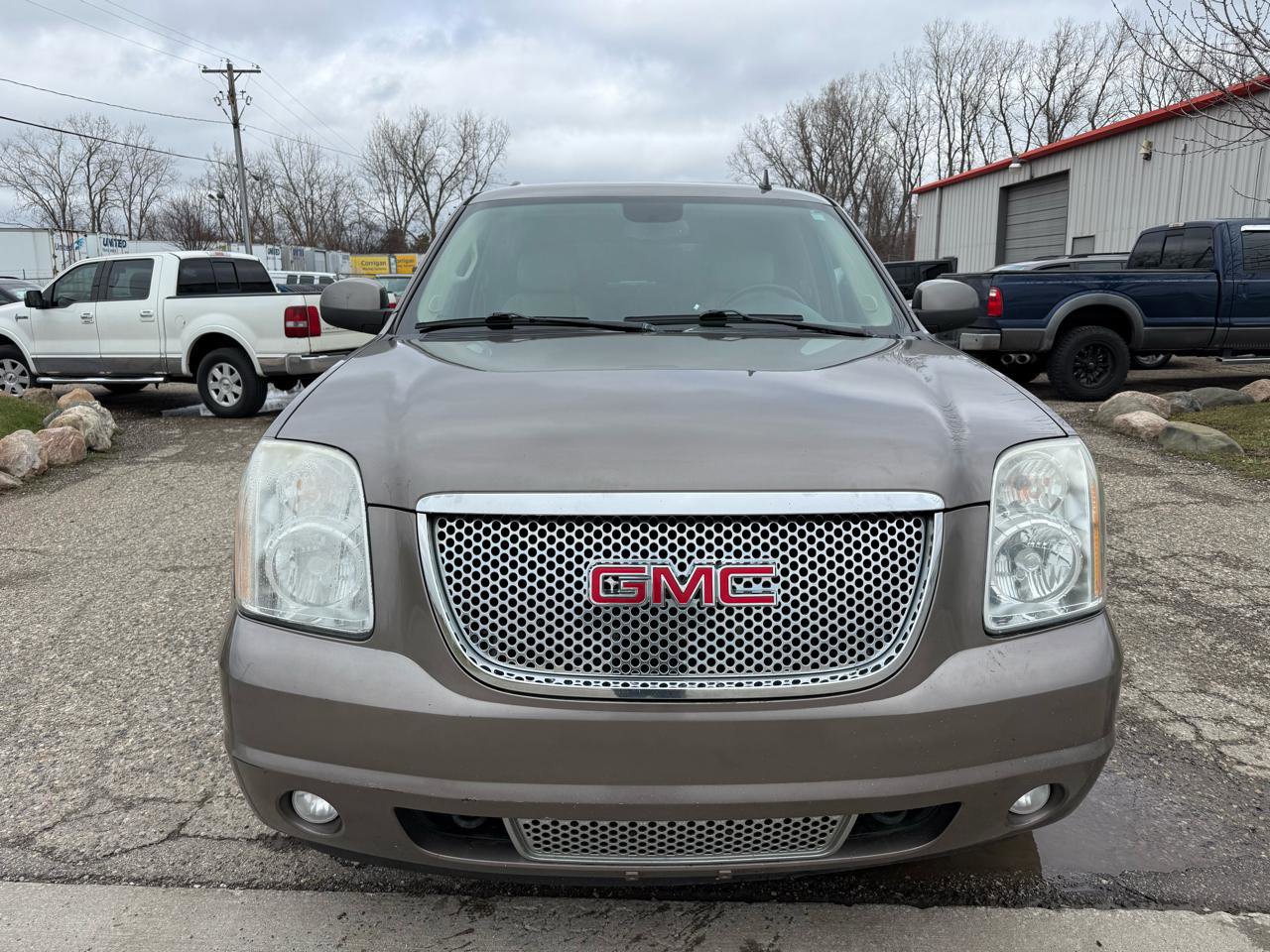 Used 2011 GMC Yukon Denali image 2