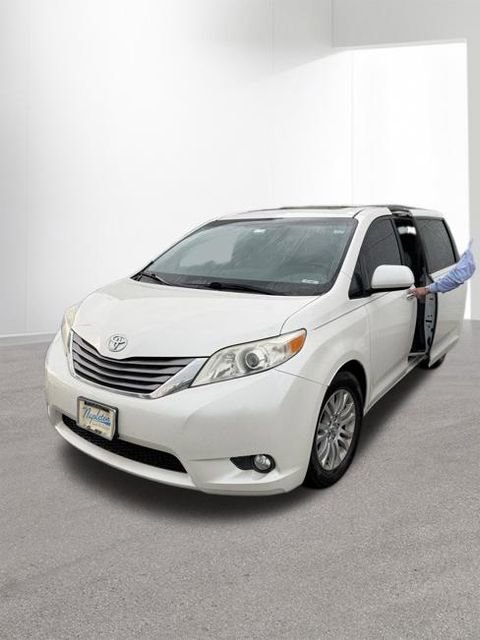 Used 2017 Toyota Sienna XLE Premium FWD image 2