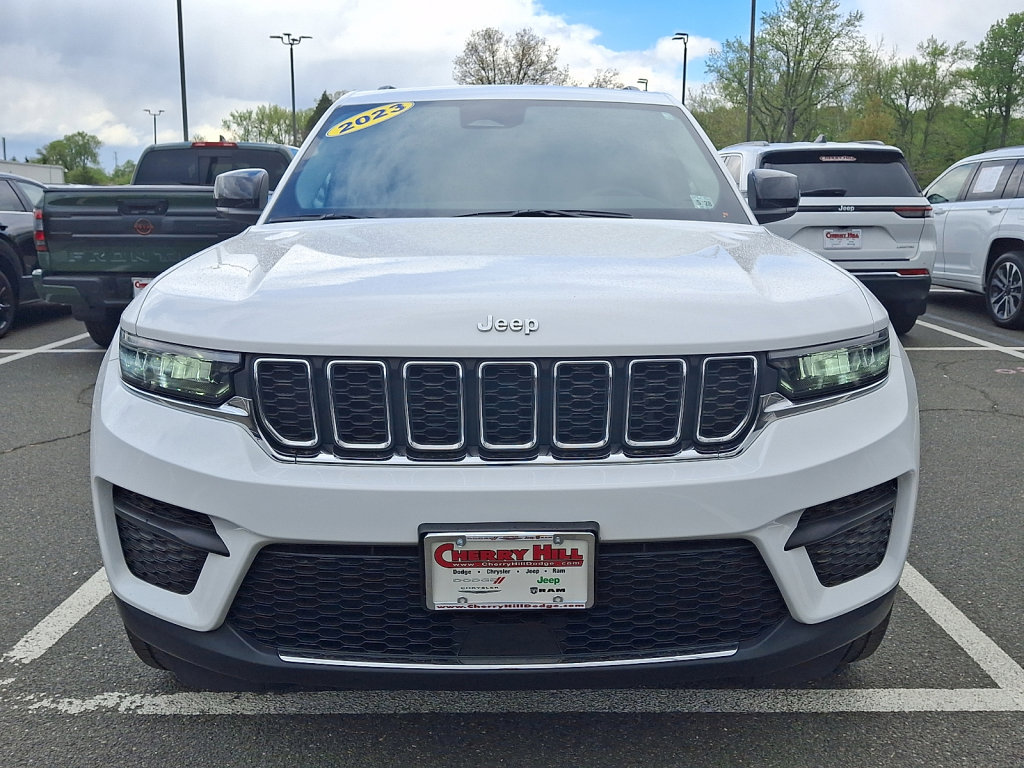 Used 2023 Jeep Grand Cherokee Laredo w/ Luxury Tech Group I AWD/4WD image 8