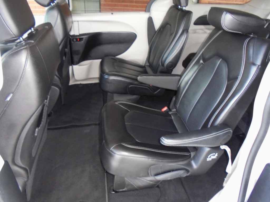 Used 2024 Chrysler Pacifica Touring-L FWD image 9