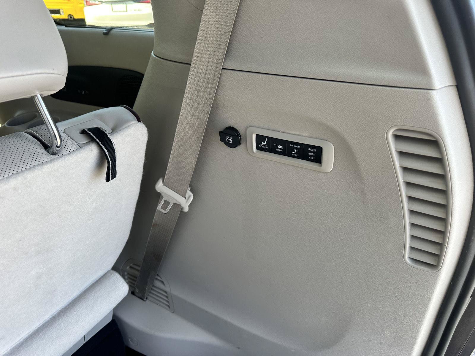 Used 2018 Chrysler Pacifica Limited w/ Tire & Wheel Group FWD image 21