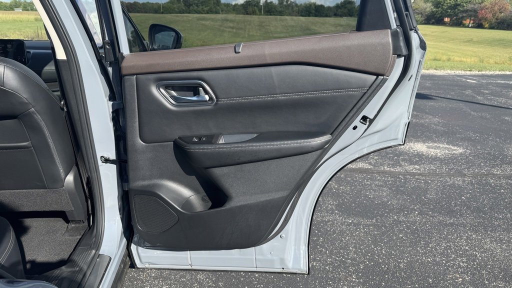 Used 2022 Nissan Rogue Platinum w/ Head-Up Display Package image 16