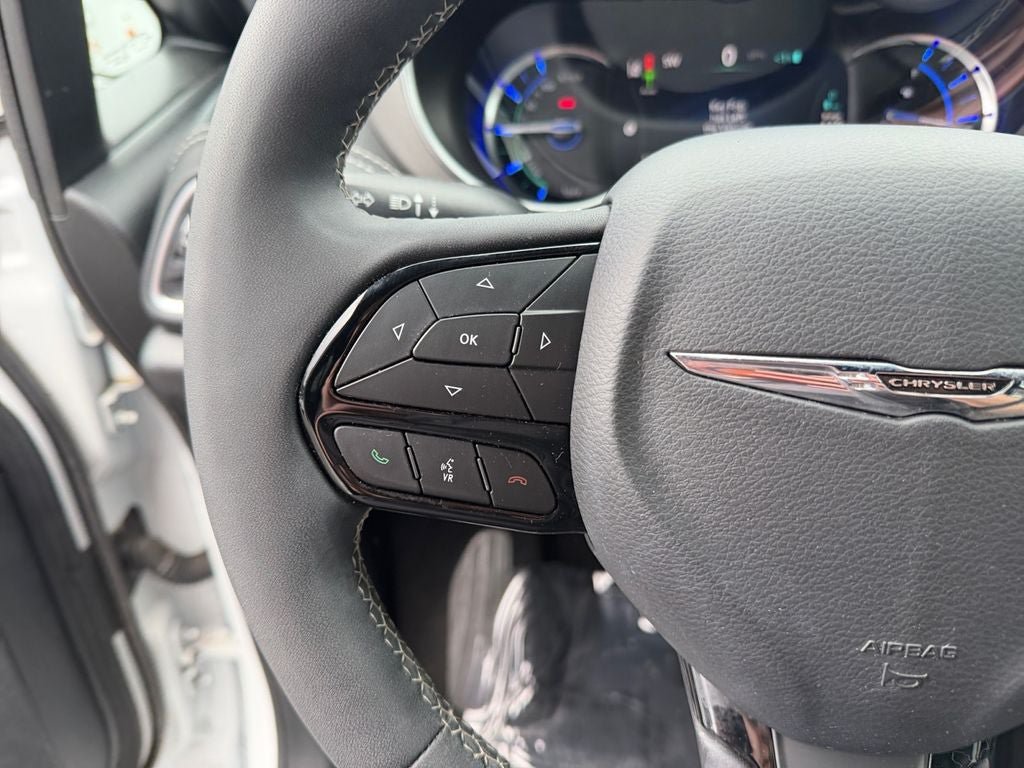 Used 2023 Chrysler Pacifica Limited w/ Uconnect Theater Family Group FWD image 15
