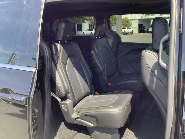 Used 2025 Chrysler Voyager LX FWD image 31