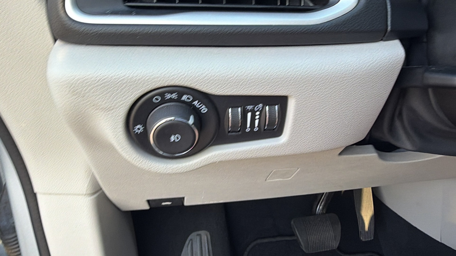 Used 2024 Chrysler Pacifica Touring-L FWD image 25