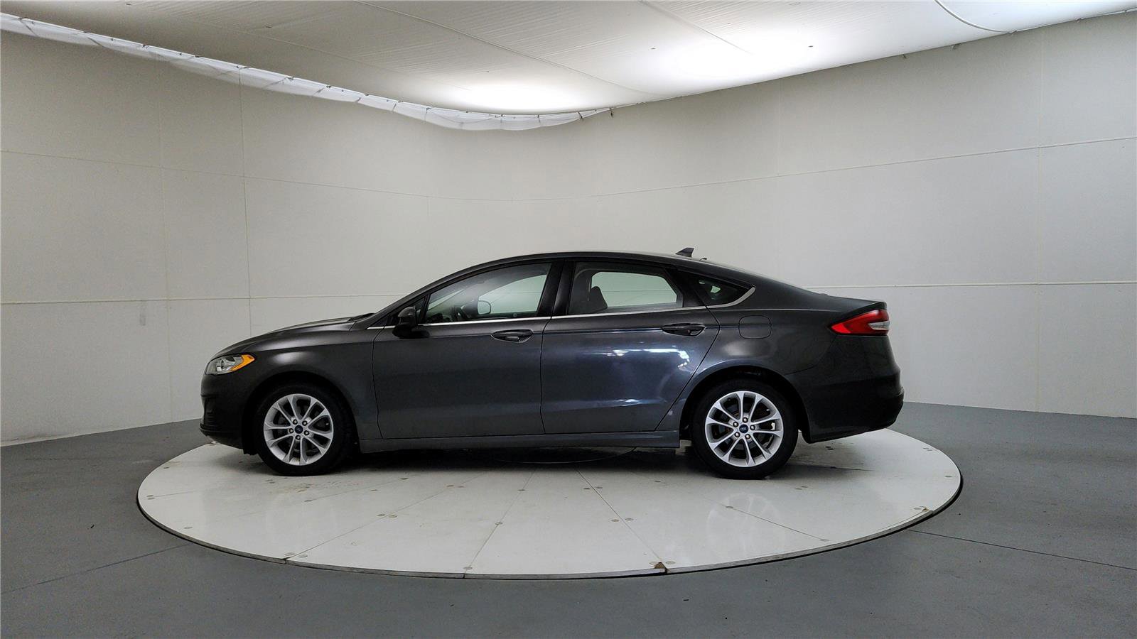 Used 2020 Ford Fusion SE image 4