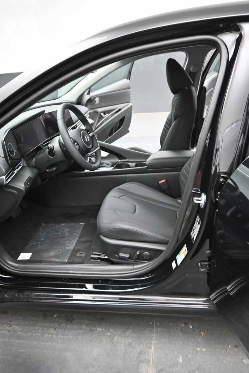 New 2026 Hyundai Elantra Limited FWD image 16