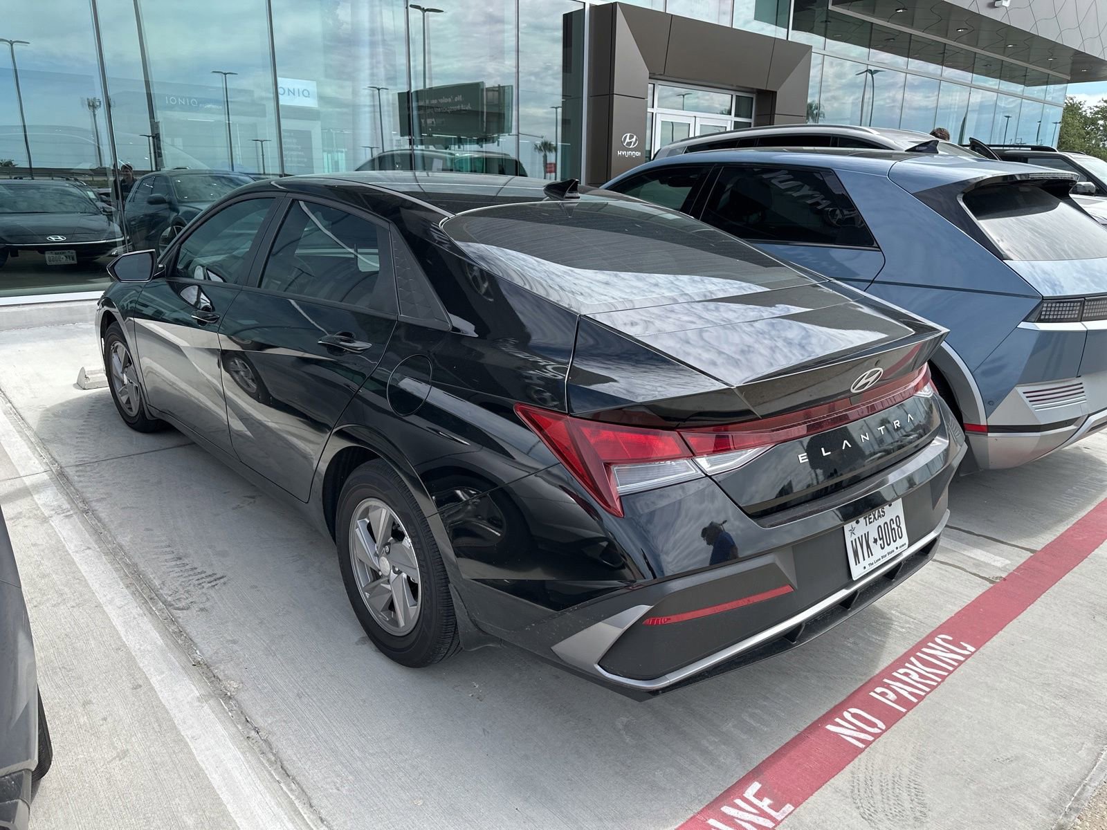 Used 2025 Hyundai Elantra SE FWD image 12