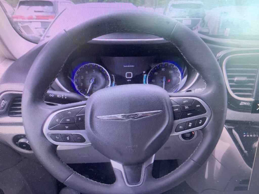 Used 2023 Chrysler Pacifica Touring-L FWD image 8