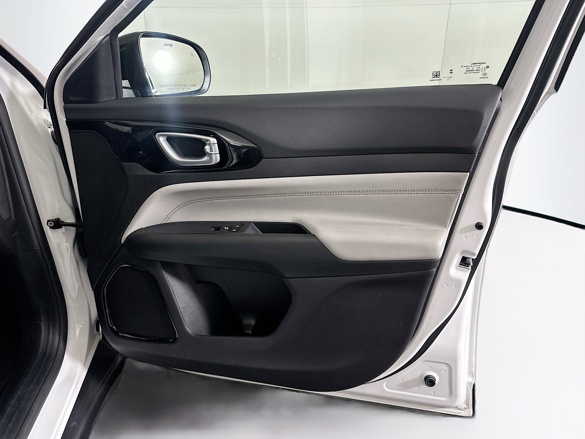 Used 2025 Jeep Compass Limited image 31